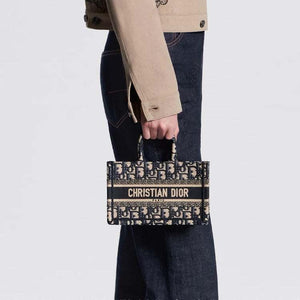DIOR Mini حقيبة Dior Book Tote بحجم ميني
تطريز نمط ديور أوبليك الأزرق (7,5 x 13 x 21,5 سم).