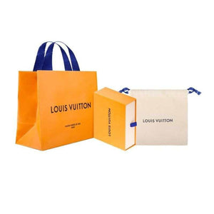سوار Louis Vuitton بتصميم جلد Monogram وقفل ذهبي أنيق.