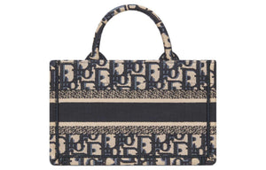 DIOR Mini حقيبة Dior Book Tote بحجم ميني
تطريز نمط ديور أوبليك الأزرق (7,5 x 13 x 21,5 سم).