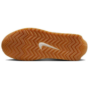 حذاء Nike رياضي كلاسيكي بلون أبيض وتفاصيل Silver.