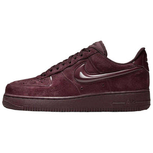 حذاء Nike Air Force 1 شامواه بلون عنابي فاخر.