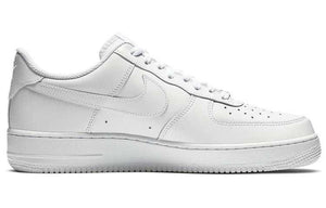 حذاء Nike Air Force 1 أبيض كلاسيكي مريح.