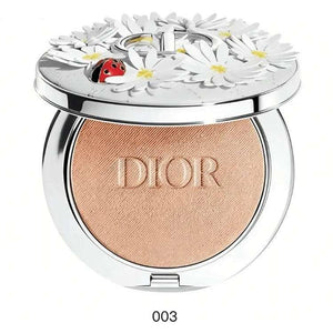 إضاءة وجه Dior Forever Couture Luminizer 003 بلمعة لؤلؤية.