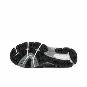 The underside of the New Balance 1906L Grey shows the durable rubber outsole, tread pattern, and central stability bridge. Essential information for new balance 1906l men and women (نيو بالانس 1906L رمادي للنساء والرجال) looking for quality.