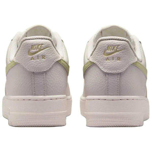 The rear view showcases Nike Shoes details, combining the حذاء نايك الأصلي مع ميزات حذاء Air Force 1 بيج وزيتي وجودة شوز نايك وتشكيلة nike schuhe.