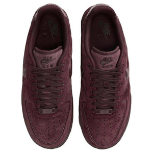 The top view highlights Nike Shoes craftsmanship, showcasing the حذاء نايك الأصلي مع حذاء Air Force 1 شامواه عنابي ضمن أفضل موديلات شوز نايك وتصاميم nike schuhe.