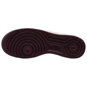 Inspect the durable outsole of Nike Shoes and حذاء نايك الأصلي الذي يضمن راحة شوز نايك، مع ميزات حذاء Air Force 1 أبيض بفيونكة وقلب وردي ومواصفات nike schuhe.