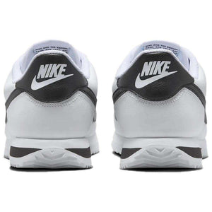 The rear view showcases Nike Shoes details, combining the حذاء نايك الأصلي مع ميزات حذاء Cortez كلاسيكي باللونين الأبيض والأسود وجودة شوز نايك وتشكيلة nike schuhe.