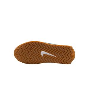 Inspect the durable outsole of Nike Shoes and حذاء نايك الأصلي الذي يضمن راحة شوز نايك، مع ميزات حذاء رياضي أبيض بتصميم كلاسيكي مريح ومواصفات nike schuhe.