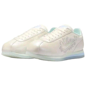 Discover the dynamic perspective of شوز نايك مثل Nike Shoes الفريدة، مع تفاصيل حذاء Cortez أبيض لؤلؤي بتصميم نجوم وجودة حذاء نايك الأصلي ضمن تشكيلة nike schuhe.