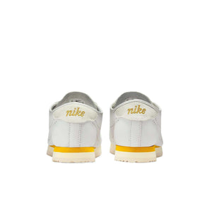 The rear view showcases Nike Shoes details, combining the حذاء نايك الأصلي مع ميزات حذاء Cortez كلاسيكي مريح باللون الأبيض والأصفر وجودة شوز نايك وتشكيلة nike schuhe.