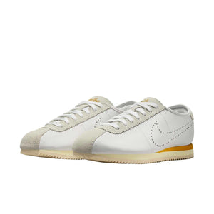 Discover the dynamic perspective of شوز نايك مثل Nike Shoes الفريدة، مع تفاصيل حذاء Cortez كلاسيكي مريح باللون الأبيض والأصفر وجودة حذاء نايك الأصلي ضمن تشكيلة nike schuhe.