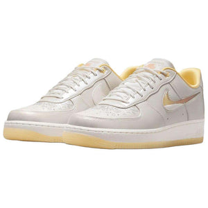 The angled perspective highlights Nike Shoes craftsmanship, showcasing the حذاء نايك الأصلي مع حذاء نايكي اير فورس 1 فضي وذهبي | Nike Air Force 1 Silver Gold ضمن أفضل موديلات شوز نايك وتصاميم nike schuhe.