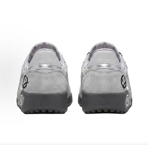 The rear view showcases Nike Shoes details, combining the حذاء نايك الأصلي مع ميزات حذاء نايكي كاجوال رمادي | Nike Casual Grey وجودة شوز نايك وتشكيلة nike schuhe.