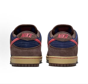 The rear view showcases the heel details of Nike Shoes, combining the حذاء نايك الأصلي مع ميزات حذاء نايكي SB دانك لو بني كحلي | Nike SB Dunk Low Brown وجودة شوز نايك وتشكيلة nike schuhe.