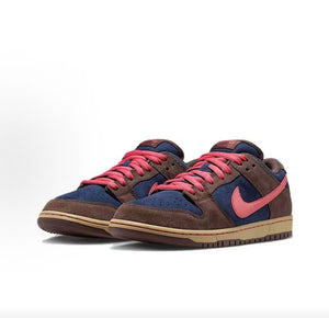 The angled perspective highlights Nike Shoes craftsmanship, showcasing the حذاء نايك الأصلي مع حذاء نايكي SB دانك لو بني كحلي | Nike SB Dunk Low Brown ضمن أفضل موديلات شوز نايك وتصاميم nike schuhe.