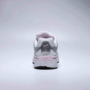 The rear view showcases Nike Shoes details, combining the حذاء نايك الأصلي مع ميزات حذاء Nike P-6000 للنساء لون أبيض وفضي ميتاليك ووردي وجودة شوز نايك وتشكيلة nike schuhe.