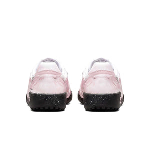 The rear view showcases Nike Shoes details, combining the حذاء نايك الأصلي مع ميزات حذاء نايكي رياضي وردي وأبيض | Nike Sneakers Pink White وجودة شوز نايك وتشكيلة nike schuhe.