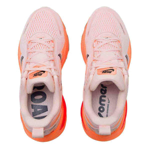 The top view highlights Nike Shoes craftsmanship, showcasing the حذاء نايك الأصلي مع حذاء Nike Vomero 18 للجري للنساء لون سايل وبرايت كريمسون ضمن أفضل موديلات شوز نايك وتصاميم nike schuhe.