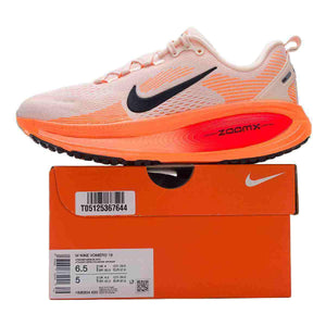 Experience everyday comfort with Nike Shoes and حذاء نايك الأصلي، مما يقدم أفضل خيارات شوز نايك مع حذاء Nike Vomero 18 للجري للنساء لون سايل وبرايت كريمسون وتصاميم nike schuhe.
