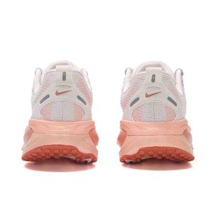 The rear view showcases Nike Shoes details, combining the حذاء نايك الأصلي مع ميزات حذاء Nike Vomero 18 للجري للنساء لون وردي ناعم وجودة شوز نايك وتشكيلة nike schuhe.