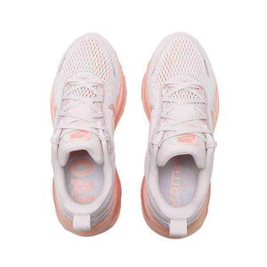The top view highlights Nike Shoes craftsmanship, showcasing the حذاء نايك الأصلي مع حذاء Nike Vomero 18 للجري للنساء لون وردي ناعم ضمن أفضل موديلات شوز نايك وتصاميم nike schuhe.