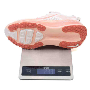 Inspect the lightweight build of Nike Shoes and حذاء نايك الأصلي الذي يضمن راحة شوز نايك، مع ميزات حذاء Nike Vomero 18 للجري للنساء لون وردي ناعم ومواصفات nike schuhe.