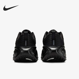The rear view showcases Nike Shoes details, combining the حذاء نايك الأصلي مع ميزات حذاء Nike Vomero Plus للجري على الطرق للنساء وجودة شوز نايك وتشكيلة nike schuhe.