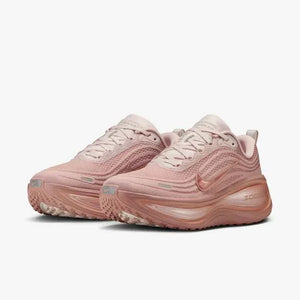 Explore the dynamic features of Nike Shoes and حذاء نايك الأصلي ضمن تشكيلة شوز نايك التي تتضمن حذاء Nike Vomero Plus للجري على الطرق للنساء وتصميم nike schuhe