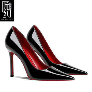 Christiana حذاء نسائي High Heels أسود بلمسة مخملية ونعل كريستالي أحمر.