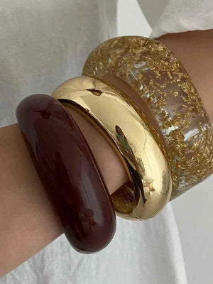 أساور عريضة Chunky بتصاميم Gold Flakes وألوان متنوعة.