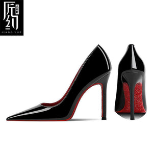 Christiana حذاء نسائي High Heels أسود بلمسة مخملية ونعل كريستالي أحمر.