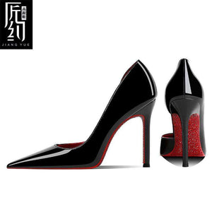 Christiana حذاء نسائي High Heels أسود بلمسة مخملية ونعل كريستالي أحمر.