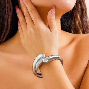 عقد Choker بتصميم Minimalist عريض باللون الذهبي.