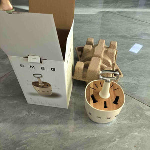 حامل منظم SMEG الأنيق بقاعدة ستانلس ستيل فاخرة.