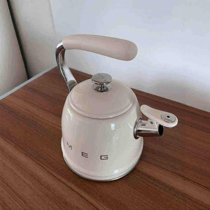 SMEG غلاية SMEG الكلاسيكية تصميم تقليدي فاخر بلون عاجي.