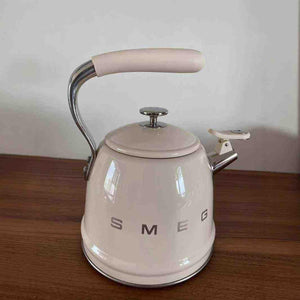 SMEG غلاية SMEG الكلاسيكية تصميم تقليدي فاخر بلون عاجي.
