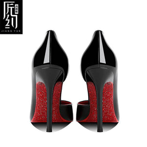 Christiana حذاء نسائي High Heels أسود بلمسة مخملية ونعل كريستالي أحمر.