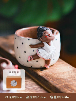 كوب سيراميك يدوي بتصميم شخصيات 3D بارزة لطيفة.