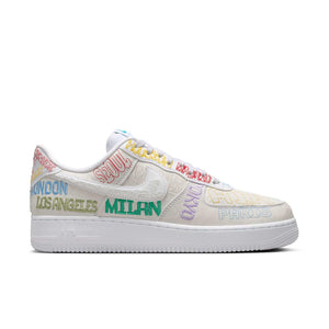 View the side profile of the حذاء نايك الأصلي featuring Nike Shoes design, representing the finest شوز نايك المميز مع حذاء Air Force 1 Low أبيض بتطريز مدن العالم وتصاميم nike schuhe.