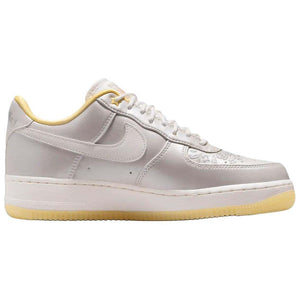 View the side profile of the حذاء نايك الأصلي featuring Nike Shoes design, representing the finest شوز نايك المميز مع حذاء نايكي اير فورس 1 فضي وذهبي | Nike Air Force 1 Silver Gold وتصاميم nike schuhe.