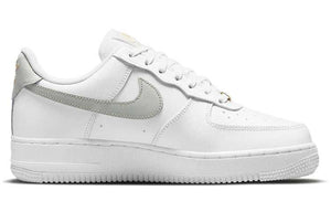 View the side profile of the حذاء نايك الأصلي featuring Nike Shoes design, representing the finest شوز نايك المميز مع حذاء Air Force 1 أبيض رمادي ذهبي وتصاميم nike schuhe.