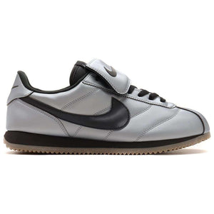 View the side profile of the حذاء نايك الأصلي featuring Nike Shoes design, representing the finest شوز نايك المميز مع حذاء Cortez LEATHER رمادي فضي أسود وتصاميم nike schuhe.
