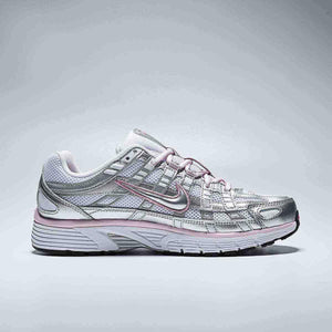 View the side profile of the حذاء نايك الأصلي featuring Nike Shoes design, representing the finest شوز نايك المميز مع حذاء Nike P-6000 للنساء لون أبيض وفضي ميتاليك ووردي وتصاميم nike schuhe.