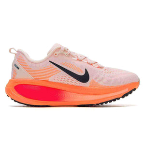 View the side profile of the حذاء نايك الأصلي featuring Nike Shoes design, representing the finest شوز نايك المميز مع حذاء Nike Vomero 18 للجري للنساء لون سايل وبرايت كريمسون وتصاميم nike schuhe.
