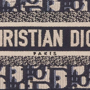 DIOR Mini حقيبة Dior Book Tote بحجم ميني
تطريز نمط ديور أوبليك الأزرق (7,5 x 13 x 21,5 سم).