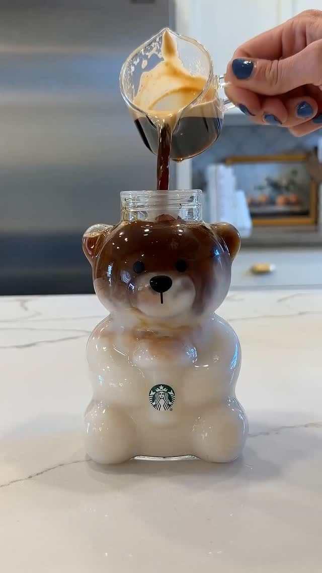 كوب زجاجي Starbucks بتصميم الدب مع غطاء سيليكون أخضر.