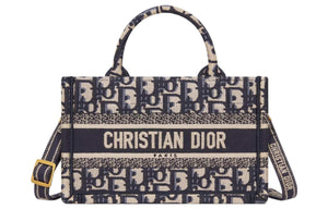 DIOR Mini حقيبة Dior Book Tote بحجم ميني
تطريز نمط ديور أوبليك الأزرق (7,5 x 13 x 21,5 سم).