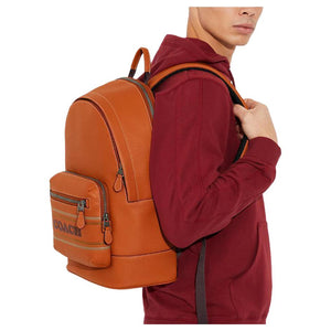 Side view of a man wearing an authentic brown genuine leather Coach backpack, styled for back-to-school and casual wear.
عرض جانبي لرجل يرتدي حقيبة ظهر كوتش أصلية من الجلد الطبيعي بني، مناسبة لمظهر العودة للمدرسة والاستخدام اليومي