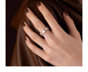 موديل ترتدي خاتم Cœur Ring by Monaco | خاتم كوير من موناكو لإظهار الحجم - Model wearing the apm monaco ring.